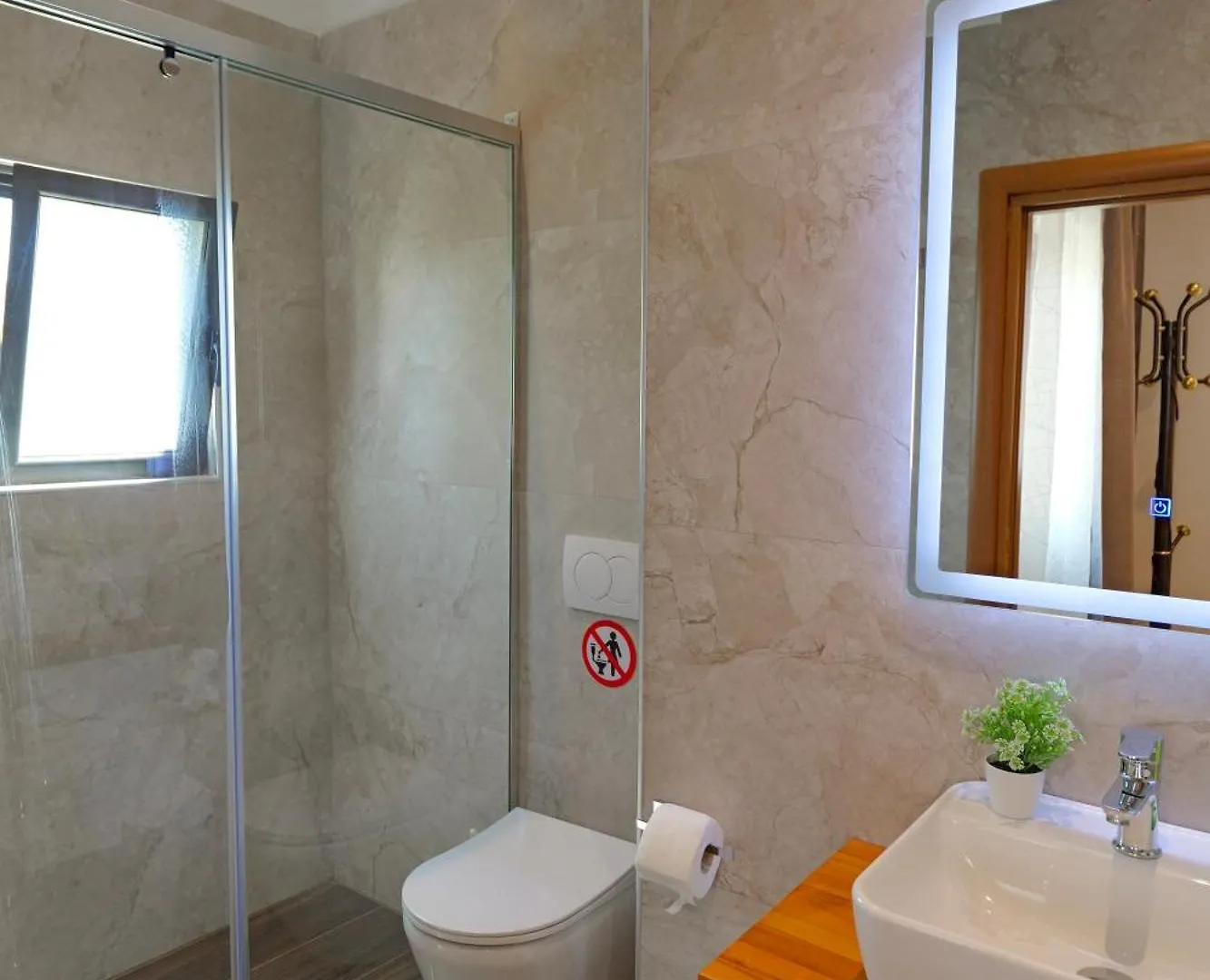 Hotel En Ad Ksamil 3*,